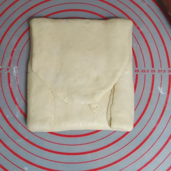 Letakkan korsvet di tengahnya lalu lipat seperti amplop.