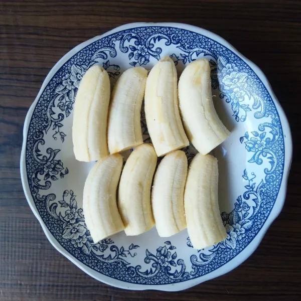 Potong pisang Ambon menjadi 2 bagian.