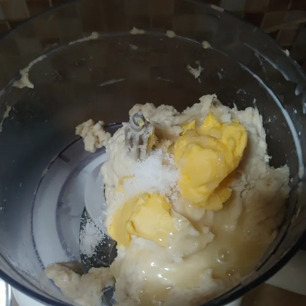 Masukan margarin, garam dan kental manis aduk lagi hingga elastis