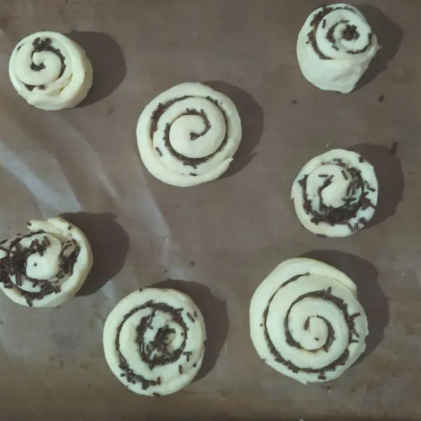 Tata di loyang dan istirahatkan dulu selama 1 jam.