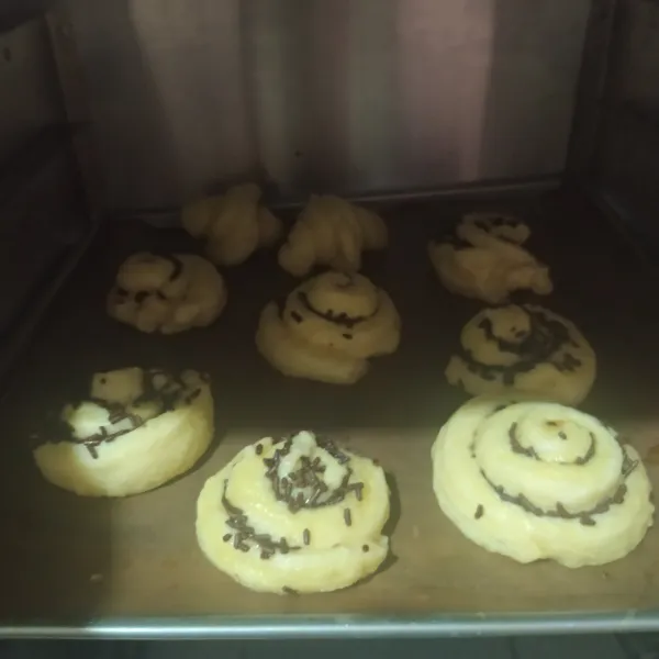 Panaskan oven, lalu panggang selama 15 menit.