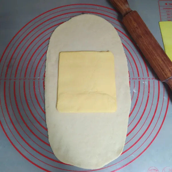 Keluarkan dari kulkas, lalu gilas tipis adonan rotinya.