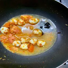 Tambahkan air, penyedap, dan saus tiram (masukkan saus tiram 1 sdm dulu, kalau dirasa kurang bisa ditambahkan 1 sdm lagi). Masak hingga air mendidih, kemudian koreksi rasa.