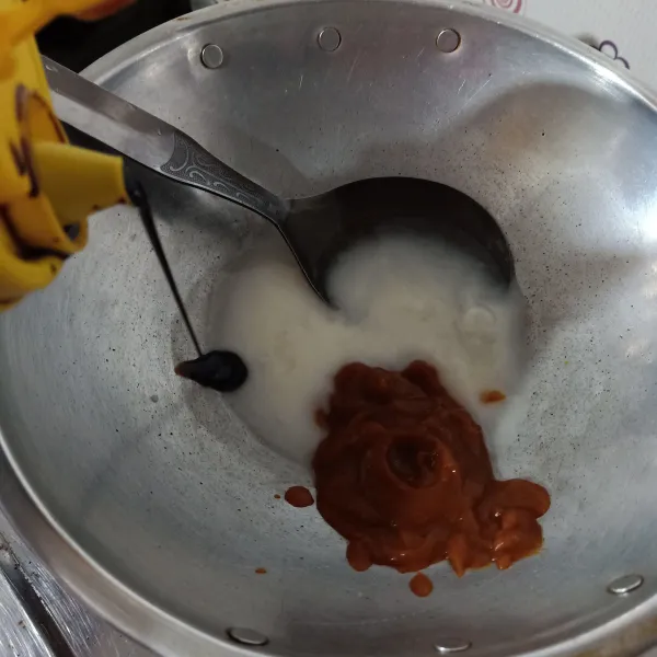 Masukkan larutan terigu ke dalam wajan, tambahkan saos sambal dan kecap manis, aduk rata.