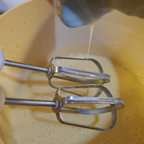Mixer telur bersama bahan lain, tambahkan ubi halus.