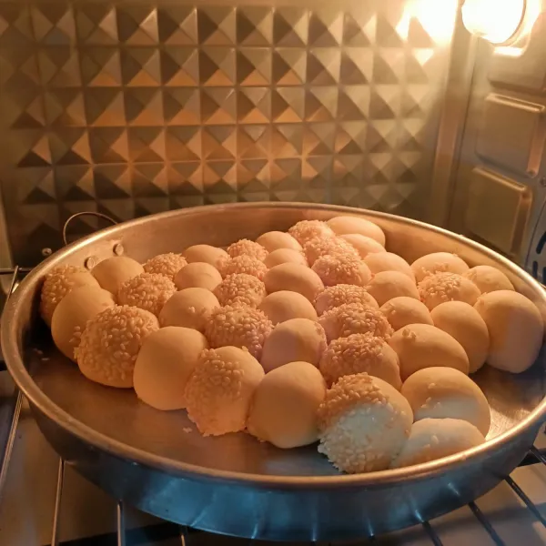 Setelah 45 menit, oven roti disuhu 170°C selama 30 menit api atas bawah. Setelah matang oles yang tidak berwijen dengan susu cair dan butter.