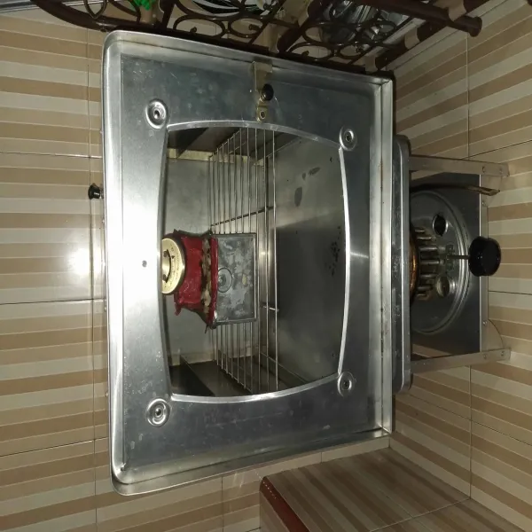 Panaskan oven kemudian panggang adonan selama 40 menit dengan suhu 170°C.