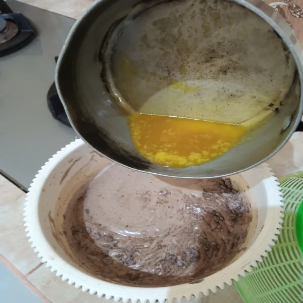 Tuangkan margarin, aduk dengan spatula asal tercampur tidak perlu lama