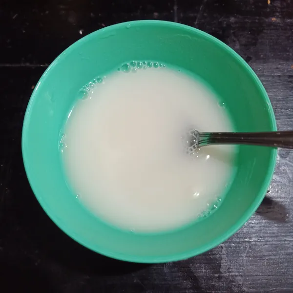 Larutkan terigu dan air.