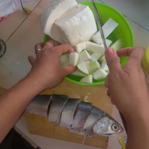 Potong ikan bandeng sesuai selera, di lanjutkan dengan memotong labu putihnya.