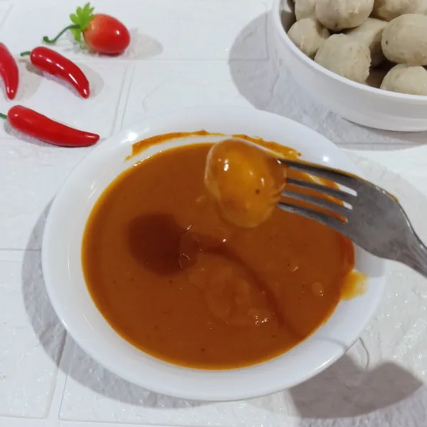 Saos pedas siap disantap untuk cocolan pentol.