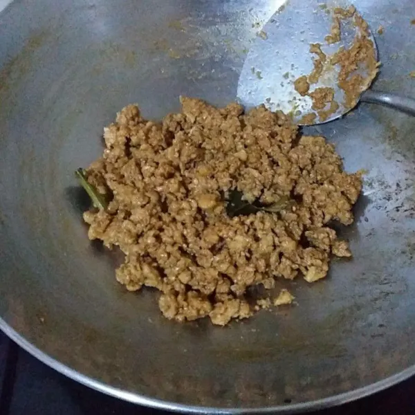 Masukan air tambahkan kecap manis, saos sambal, ketumbar bubuk, merica bubuk, kaldu bubuk, garam dan gula. Aduk hingga tercampur rata. Masak hingga air menyusut.