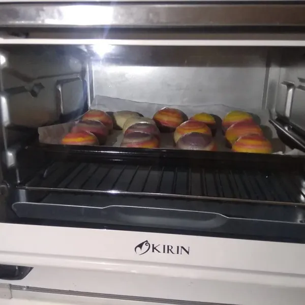 Panggang di oven bersuhu 170°C selama 25 menit atau hingga matang. Angkat dan sajikan.