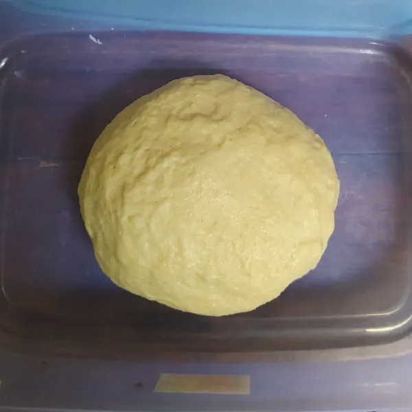 Bulatkan dan masukkan ke dalam wadah tertutup lalu simpan di kulkas (chiller) selama 30 menit.