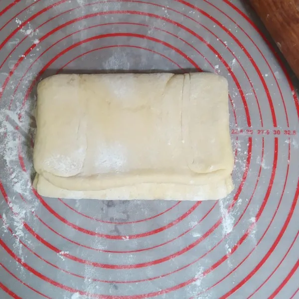 Lipat single fold lalu istirahatkan di kulkas selama 15 menit. Lakukan step gilas dan lipat ini sebanyak 3x.