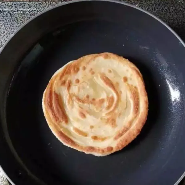 Olesin teflon dengan mentega lalu panggang roti di atas teflon hingga matang. Sajikan