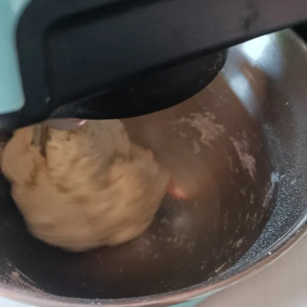 Setelah 5 menit, masukkan butter dan garam, uleni hingga kalis elastis.
