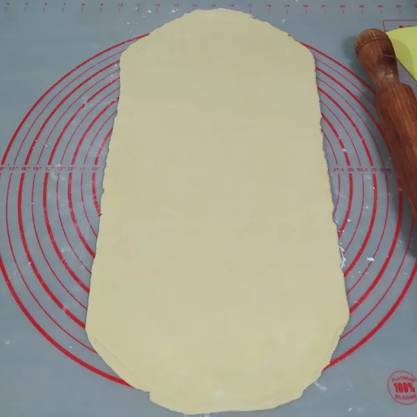 Gilas tipis untuk mulai mencetak. Trim bagian pinggirnya, lalu potong-potong memanjang, lebar 1-1,5 cm. Olesi dengan telur lalu taburi meses, kemudian gulung.