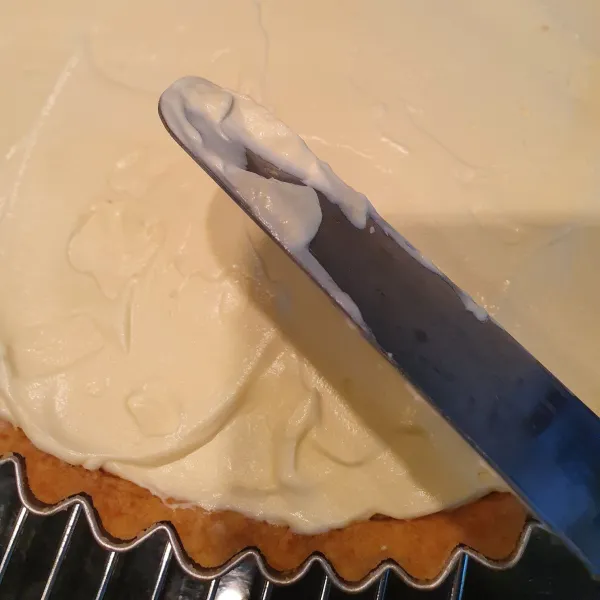 Untuk bahan cream : kocok semua bahan. Keluarkan pie dari kulkas, ratakan cream di atas pie. Beri garnis sesuai selera. Kue pie siap untuk dinikmati 😍