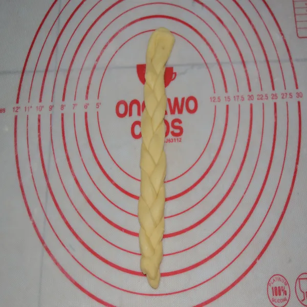 Ambil 1 adonan, giling dengan rolling pin bentuk memanjang lalu iris menjadi 3 dan bentuk kepang seperti ini.