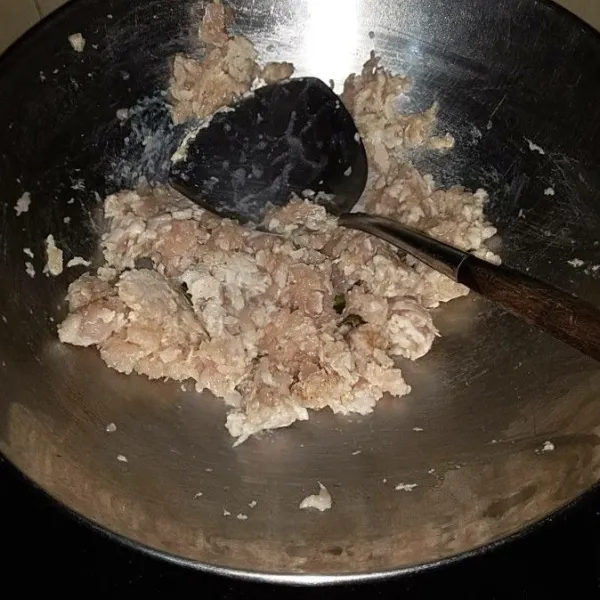 Panaskan margarin. Tumis bumbu halus dan daun jeruk hingga harum. Masukan ayam cincang. Tumis hingga berubah warna.