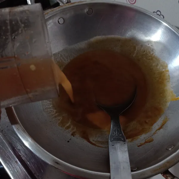 Masukkan bawang dan cabe yang sudah dihaluskan, biarkan mendidih.