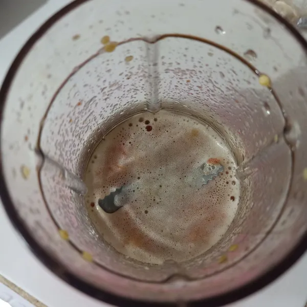 Haluskan bawang putih dan cabe rawit.