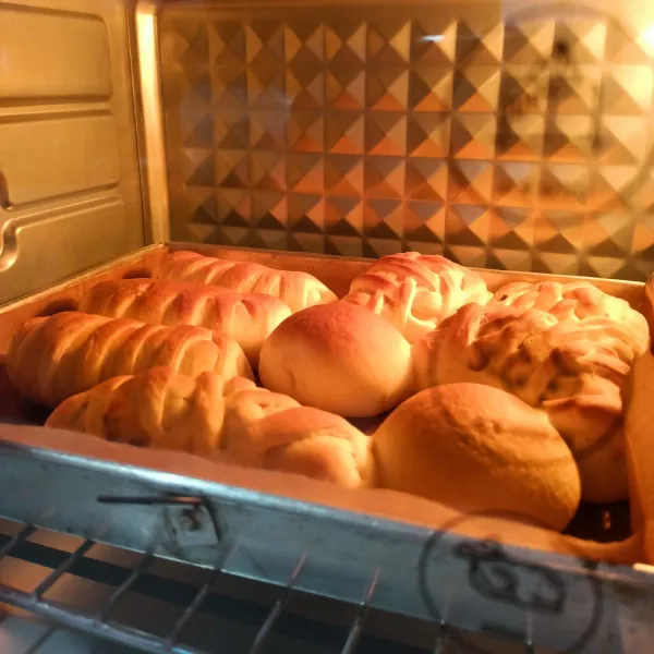 Panaskan oven api atas bawah suhu 170°C. Oven roti selama 45 menit. Setelah matang angkat dan olesi dengan susu cair juga butter.