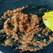 Blender atau ulek bahan bumbu halus.