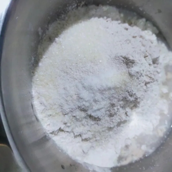 Lalu masukan tepung terigu, tepung rye, garam halus dan gula pasir. Aduk rata.
