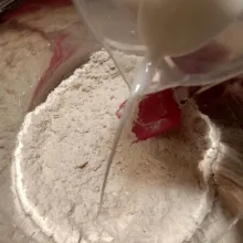 Masukan telur aduk rata kemudian air sedikit demi sedikit sambil diulen.