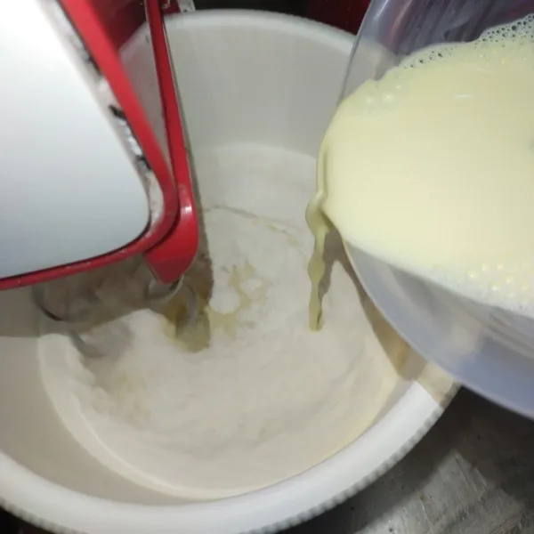 Kocok lepas telur, campur dengan susu. Masukkan ke dalam campuran tepung. Mixer hingga tercampur.
