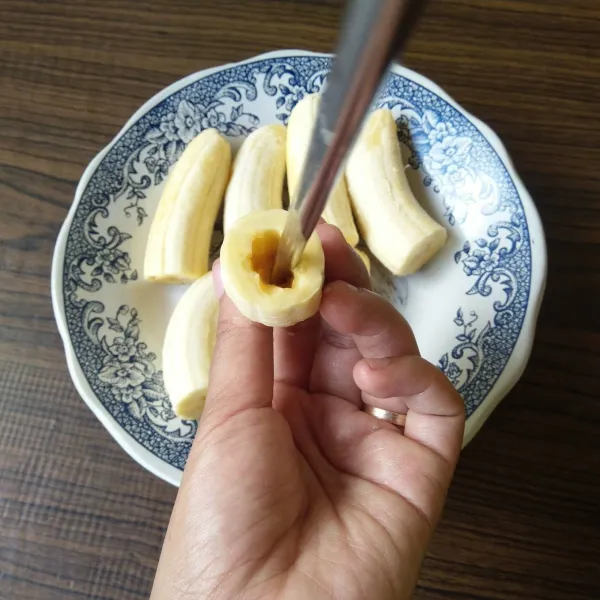 Lubangi pisang menggunakan sedotan stainless.