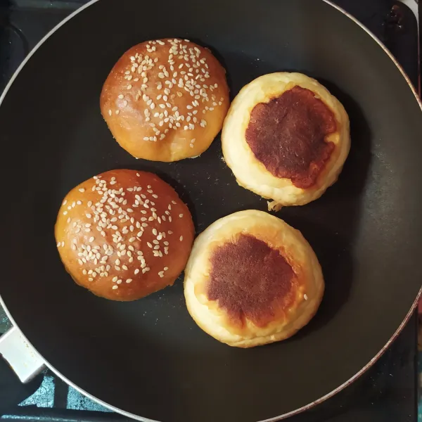 Belah roti burger, lalu olesi dengan margarin. Kemudian panggang sebentar.