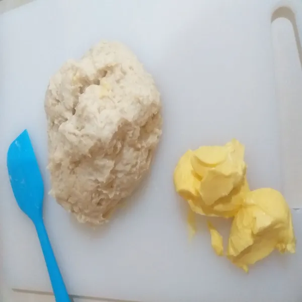 Tambahkan margarin sedikit demi sedikit demi sedikit sambil diuleni