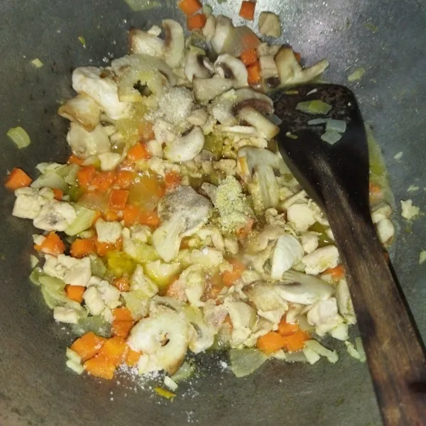 Jika wortel sudah setengah matang, masukkan jamur, garam, kaldu bubuk dan lada bubuk, aduk rata.