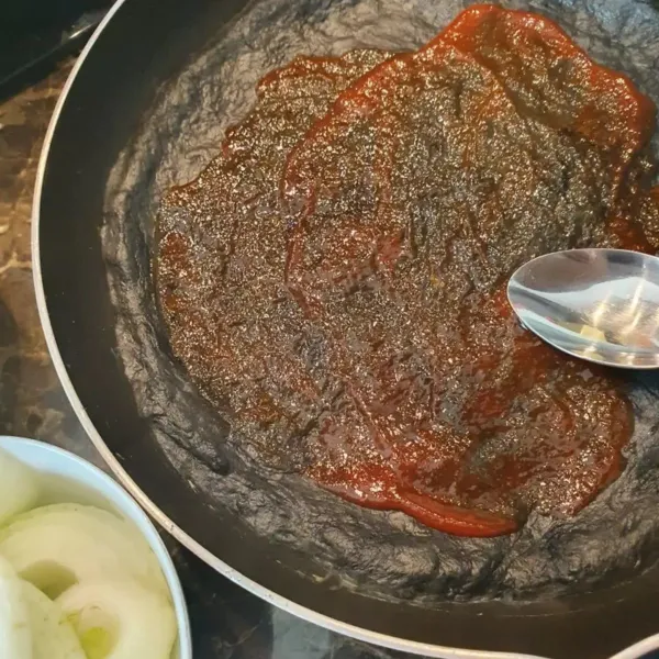 Kempiskan adonan, pipihkan. Letakkan adonan dalam wajan datar anti lengket yang sudah diolesi mentega. Masukkan saus sambal dan saos tomat, ratakan.