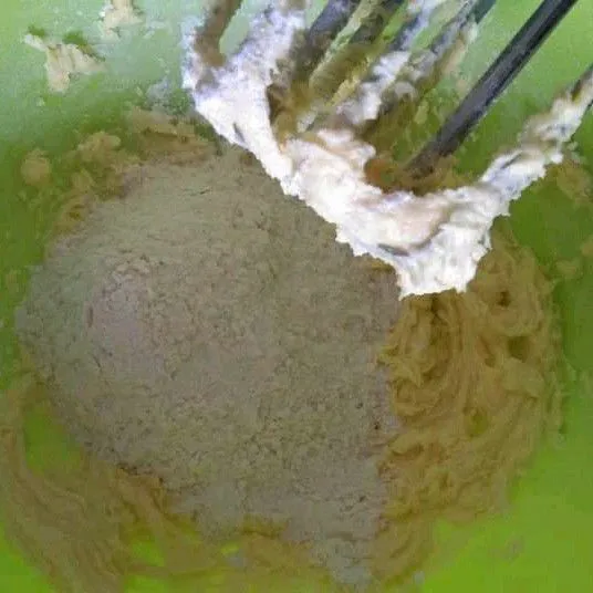 Masukkan gula, margarin aduk rata, tambahkan tepung terigu aduk rata kembali. Lalu tuang putih telur kocok menggunakan whisk/mixer. Masukkan ke dalam plastik segitiga