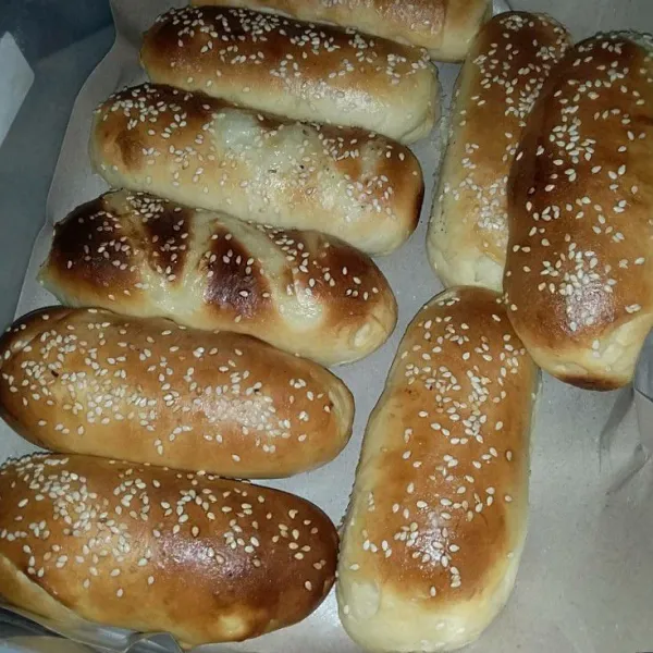 Panaskan loyang. Letakan mangkok tahan panas di dasar otang, isi air. Setelah oven panas dan air mendidih. Masukan loyang. Panggang di rak tengah dengan api agak besar selama 10 menit. Lalu pindah ke rak atas. Panggang selama 10 menit atau hingga berwarna kecoklatan. Keluar dari oven langsung oles margarin.