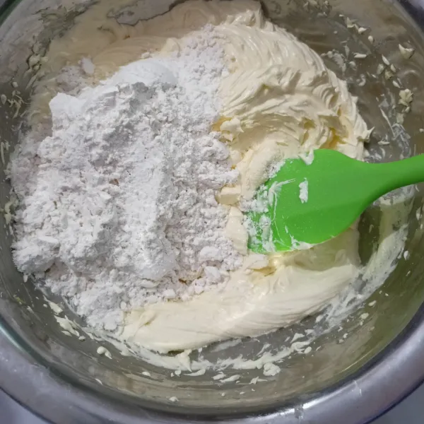 Masukkan tepung terigu ke dalam adonan, aduk rata.