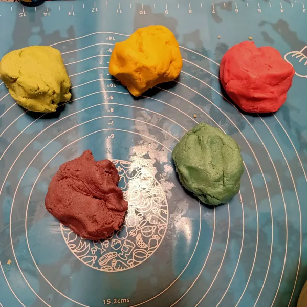 Bagi 5 bagian beri warna masing-masing. Setelah itu ambil setiap bagian ± 10 gr setiap warna dan dikumpul dialasin plastik dan giling kemudian di letakkan di atas roti.