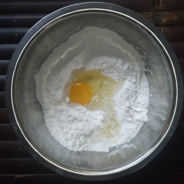 Campur rata tapioka, tepung beras, baking powder dan telur