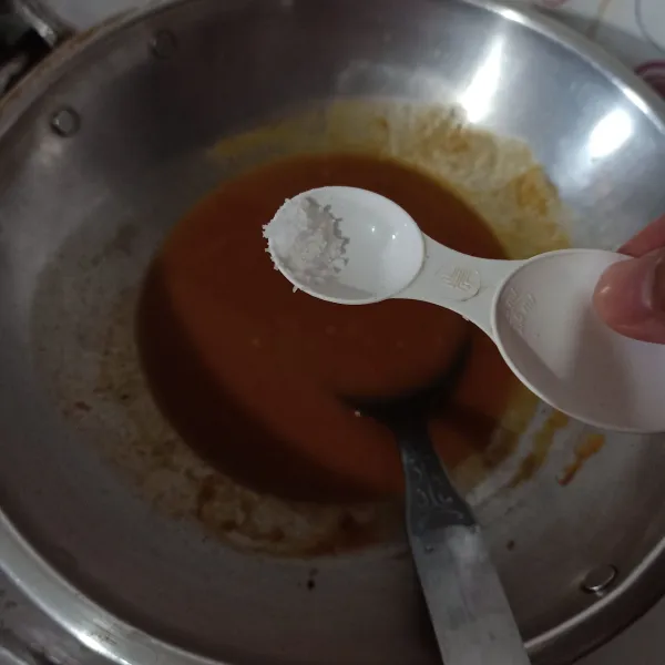 Bumbui gula dan garam.