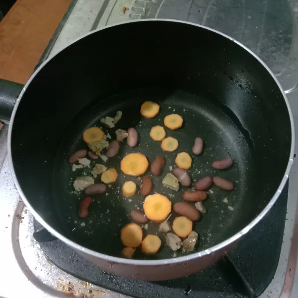 Rebus ati ayam, wortel dan kacang merah dengan air hingga matang.