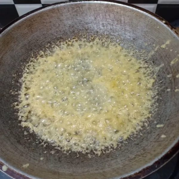 Panaskan minyak lalu tuang 3 sendok sayur dengan cara menuangnya dari atas, setelah kekuningan, angkat dan tiriskan, sajikan.