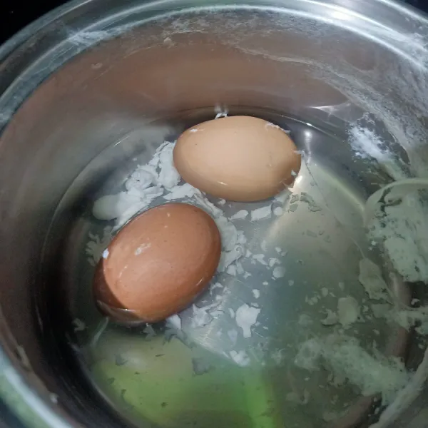 Lalu siapkan panci dan isi air. Didihkan lalu masukkan telur. Rebus sampai matang, angkat dan buang kulit nya.