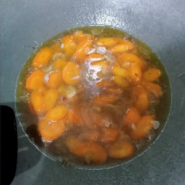 Masukkan air dan bahan saus, masak hingga wortel setengah matang.