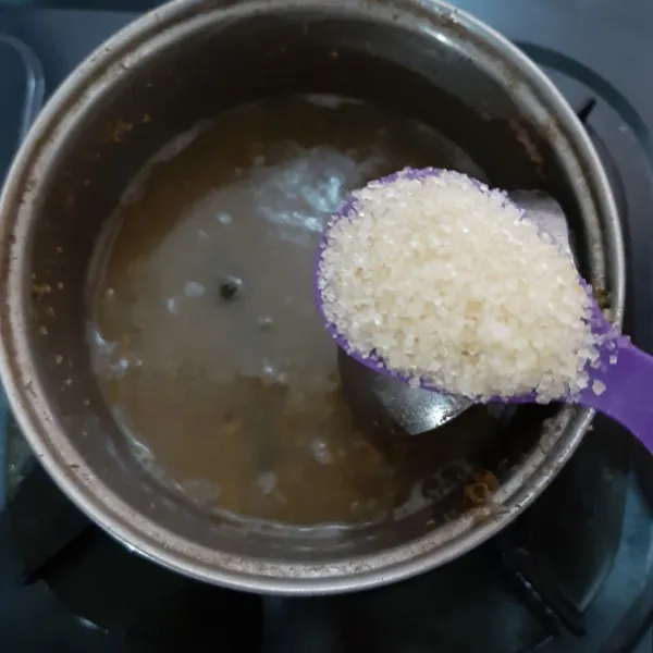 Beri gula pasir, aduk hingga gula larut. Gunakan api kecil.