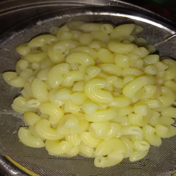 Rebus macaroni hingga matang, tiriskan.