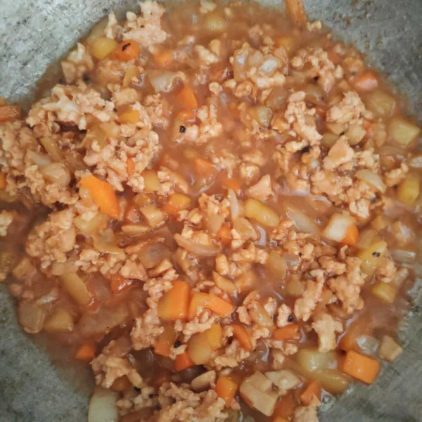 Bumbui dengan kecap, saus tiram, kecap asin, cek rasa, biarkan bumbu meresap lalu terakhir tambahkan minyak wijen.